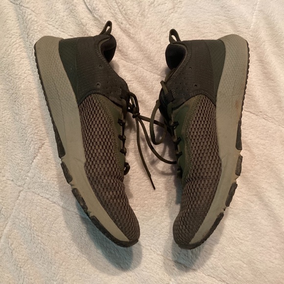 MENS UNDER ARMOUR GREEN CHARGED FOCUS TRAINING SHOES! - Picture 6 of 9